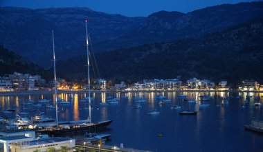 Gece teknelerinde ve rıhtımdaki binalarda Soller taklidi yapmak.