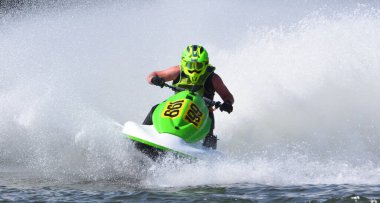  Jet Ski yarışçısı hız virajında çok fazla sprey yapıyor. 