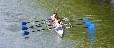 Nehirde bayanlar kürek takımı 