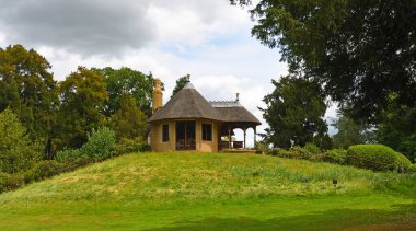 ICKwell, BEDFORDSHIRE, İngiltere - 30 Mayıs 2025: Bahçedeki küçük tepenin üzerindeki Thatched Garden Yazlık Evi