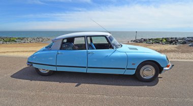 FELIXSTOWE, SUFFOLK, ENGLAND - MAYIS 05, 2024: Arka planda deniz ve deniz kenarına park edilmiş klasik Citron DS D Motorlu Araç