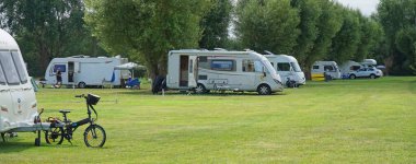 St. NEOTS, CAMBRIDGESHIRE, İNGİLTAN - 29 Haziran 2025: Karavan Kamp alanı.