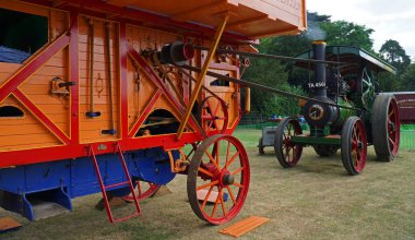 ICKwell, BEDFORDSHIRE, ENGLAND - 13 HAZİRAN 2025: vintage harman makinesi ve çekiş motoru 