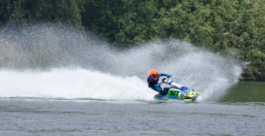 WYBOSTON, BEDFORDSHIRE, İNGİLTAN - MAYIS 024, 2024: Jet Ski yarışçısı hız konusunda virajda çok fazla sprey üretiyor