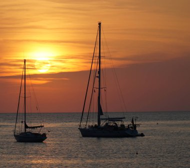 Yatlı günbatımı Port de Soller Mallorca