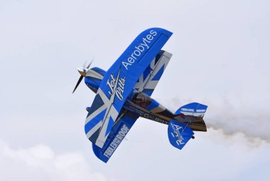 Little Gransden, Cambridgeshire, İngiltere - 24 Ağustos 2025: Pitts Özel dumanla uçuyor