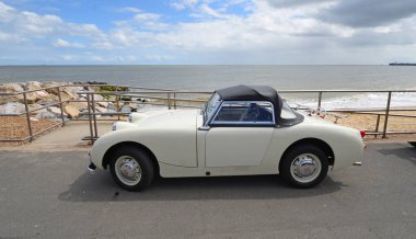 Felixstowe, Suffolk, İngiltere - 04 Mayıs 2025: Klasik Austin-Healey Sprite Mk1, deniz kenarında park etmiş 