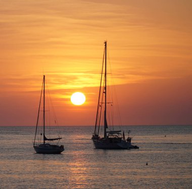 Günbatımında yatlar Soller Mallorca