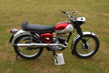 Ickwell, Bedfordshire, İngiltere - 14 Eylül 2025: Klasik BSA Bantam Sports D14 / 4S motosikleti