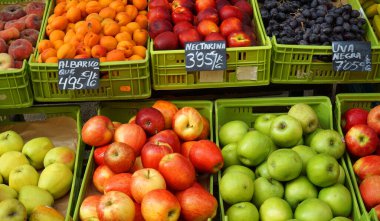 Pazar yerinde renkli meyveler 