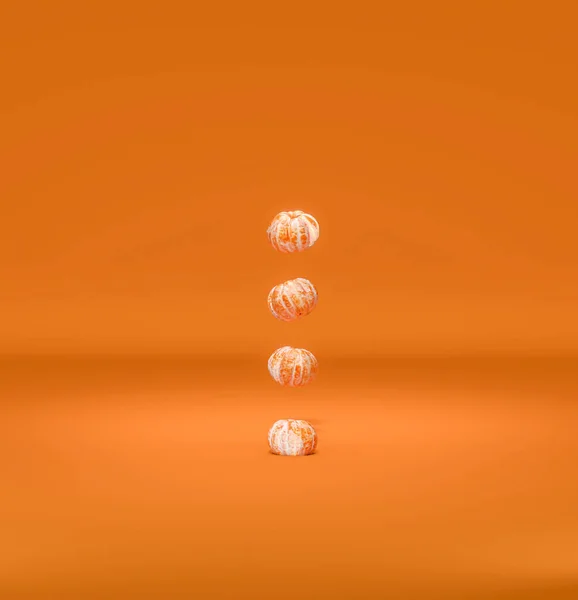 Kreative Komposition Aus Frischen Mandarinenfrüchten Auf Orangefarbenem Hintergrund Gesundes Essen — Stockfoto