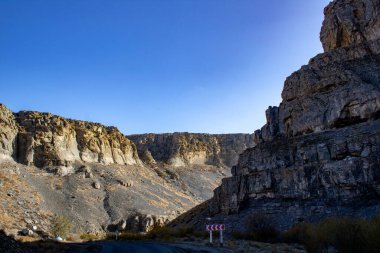 Arka planda mavi gökyüzü olan dağların manzarası, doğa, Avrupa