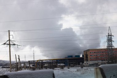 Şehirde kışın tren istasyonunda.