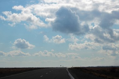 İsrail 'deki Negev Çölü' nün çayırlarından geçen güzel bir yol manzarası.