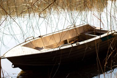 Göldeki eski ahşap tekne.