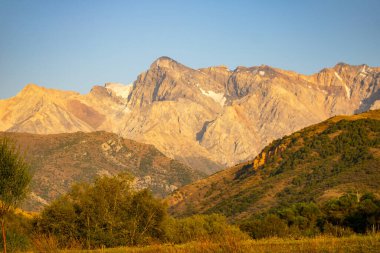 Sonbaharda dağların güzel manzarası