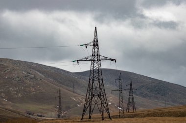 Dağlardaki yüksek voltajlı elektrik hatları