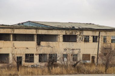 Köyde terk edilmiş bir ev.