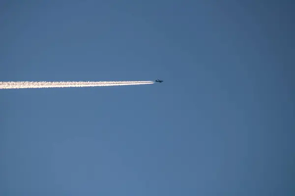 Gökyüzünde uçan bir uçak