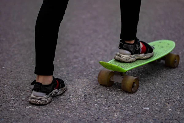 Skateboard Kvinna Med Skateboard — Stockfoto