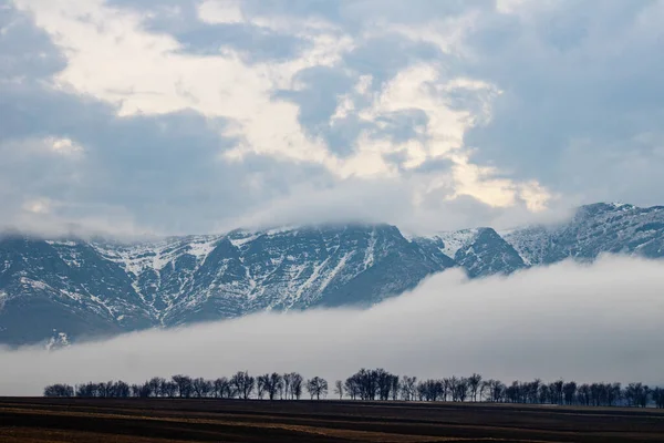 Schöne Landschaft Mit Bergen Und Wolken — Stockfoto