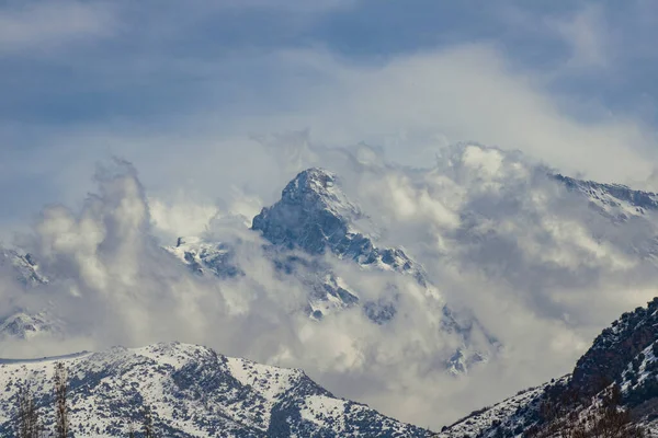 Schöne Berglandschaft Mit Schnee Und Wolken — Stockfoto