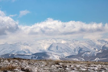 Kış dağlarında dağ