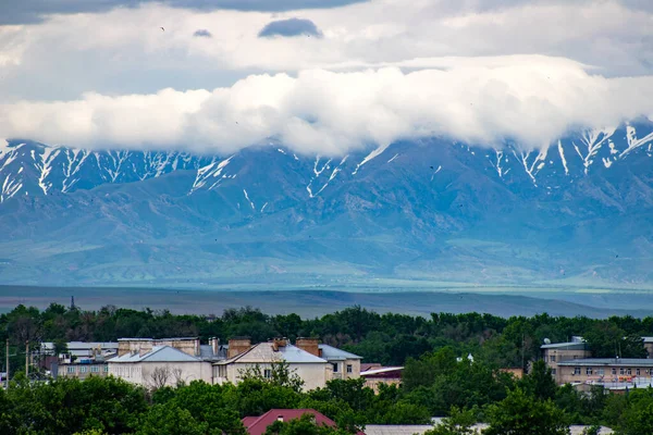 Eine Wunderschöne Berglandschaft Ein Großes Ein Land Mit Bergen — Stockfoto