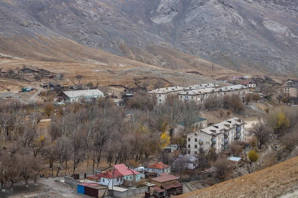 Dağlı ve karlı bir dağ manzarası