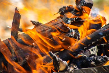 Şöminede yanan ateş