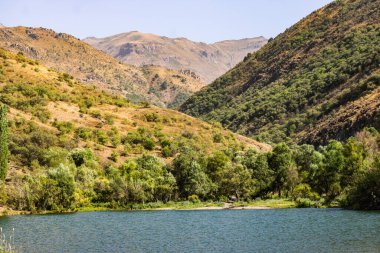 Nehir ve dağlarla dolu güzel bir manzara