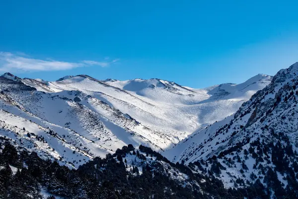 Karlı ve dağlı güzel dağ manzarası