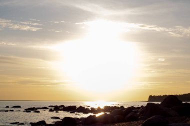 Denizin üzerinde güzel bir gün batımı