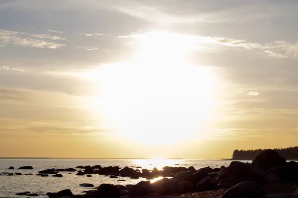 Denizin üzerinde güzel bir gün batımı