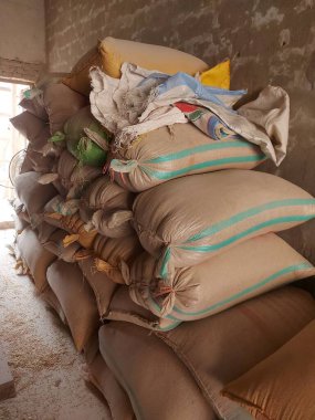 Depoda depolanmış bir çuval un. Buğday ezdikten sonra toz haline gelen un. Depoya koymak için poşetlere koydum. Ticari olarak kullanılabilir. Telif hakkı yok.