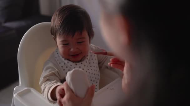 Visão Traseira Mãe Alimentando Seu Bebê Criança Está Sentada Uma — Vídeo de Stock