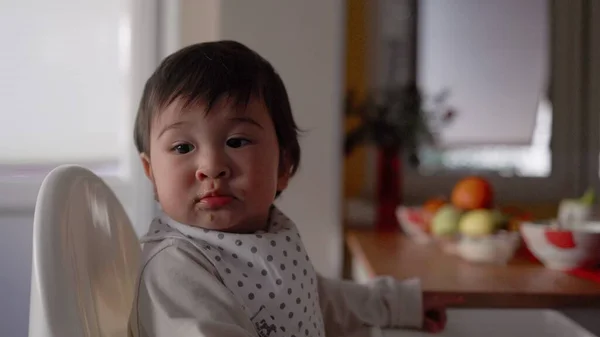 Sidovy Över Barnet Haklappen Äter Kompletterande Mat Genom Skeden Mamma — Stockfoto