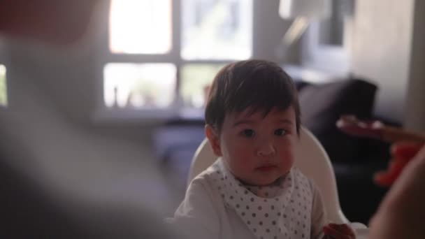 看到妈妈用勺子在围兜里喂孩子时的倒影 高质量的4K镜头 — 图库视频影像