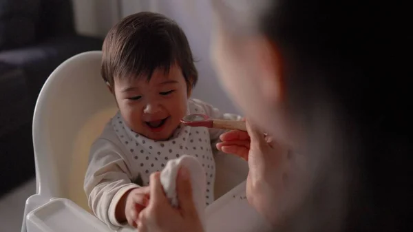 Visão Traseira Mãe Alimentando Seu Bebê Criança Está Sentada Uma — Fotografia de Stock