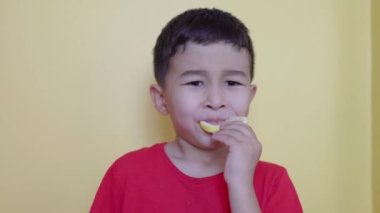 Bir çocuğun tadı bir parça limon, kırışıklıklar ve somurtuyor. Yüksek kalite fotoğraf
