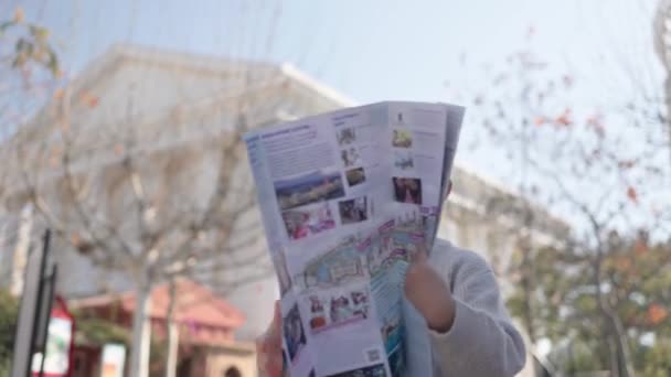 Mutlu Asyalı Çocuk Bir Turist Mekanında Kağıt Bir Harita Oluşturdu — Stok video