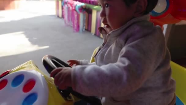 Bebek Biniş Makinesine Biniyor Yüksek Kalite Görüntü — Stok video