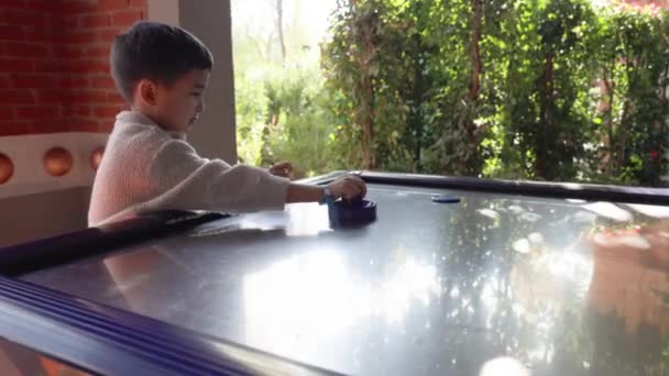 かわいい男の子がテーブルホッケーをする 高品質4K映像 — ストック動画