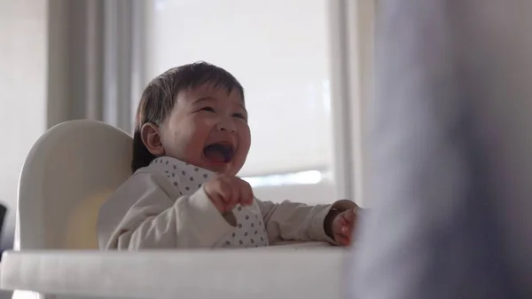Zijaanzicht Van Baby Zit Een Kinderstoel Lacht Hoge Kwaliteit Beeldmateriaal — Stockfoto