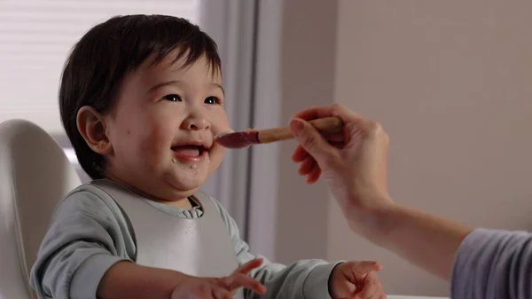 Ein Fröhliches Baby Das Hochstuhl Lächelt Und Vom Löffel Isst — Stockfoto