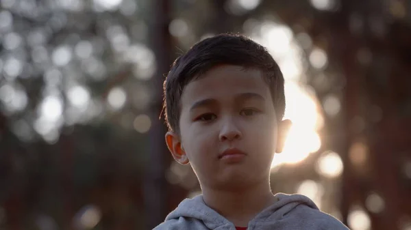 Potret Anak Kecil Yang Sedang Melihat Kamera Muda Tertawa Bahagia — Stok Foto