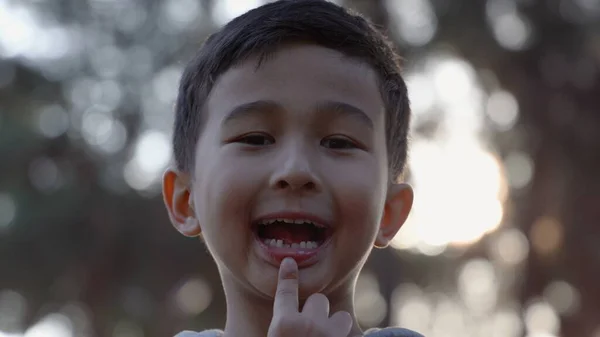 Barnet Glad Att Han Har Fått Nya Tänder Högkvalitativ Film — Stockfoto