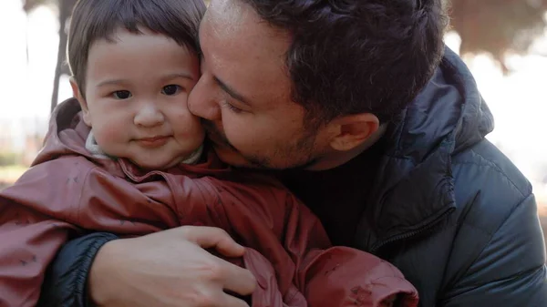 Kärleksfull Far Som Håller Ett Barn Sina Armar Och Kysser — Stockfoto