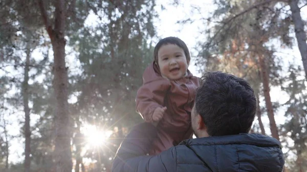 Vater Wirft Das Baby Vor Die Bäume Blick Von Unten — Stockfoto