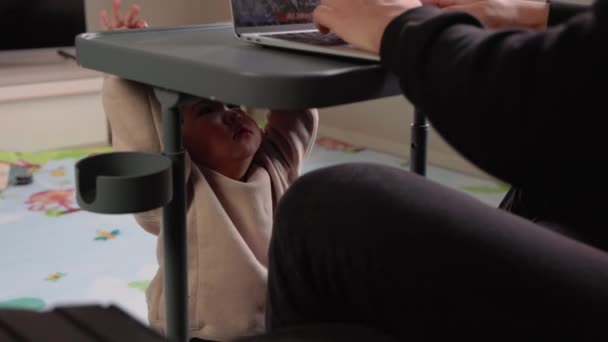 Hombre Trabaja Portátil Casa Sofá Mientras Que Hijo Año Aferra — Vídeos de Stock